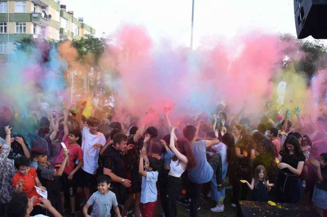 Tarsuslu Gençler ’Renk Partisi’ İle Doyasıya Eğlendi