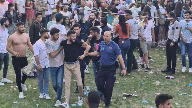 Gençlik Festivalinde Yumruk Ve Tekmeler Havada Uçuştu