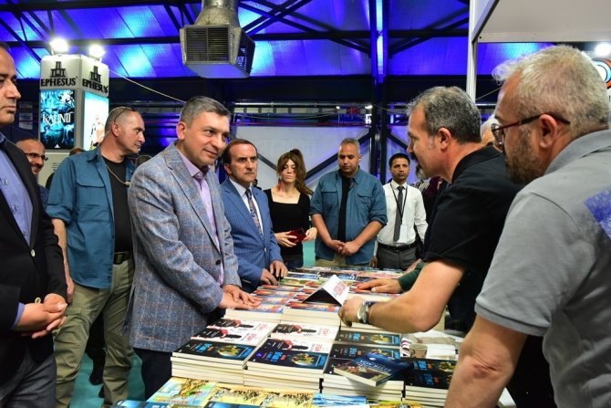 Vali Şahin’den Gençlere Kitap Tavsiyesi