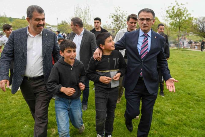 Van Valisi Dr. Ozan Balcı, Uçan Balıkların Göçünü İzledi