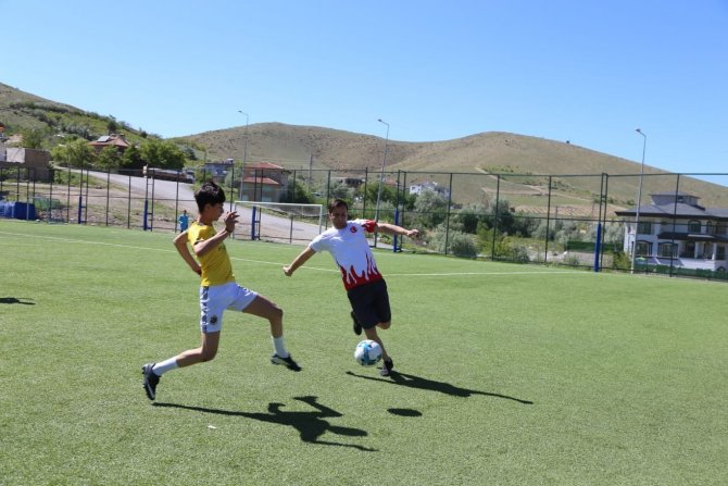 Kaymakam Miniklerin Teklifini Geri Çevirmedi, Sahaya Çıktı