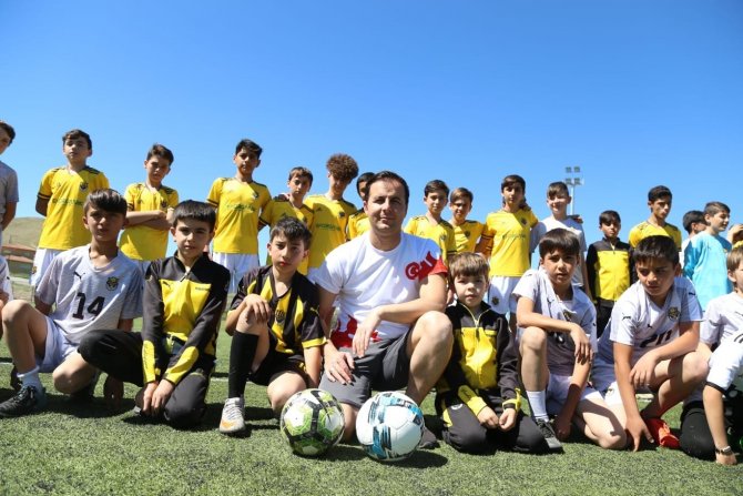 Kaymakam Miniklerin Teklifini Geri Çevirmedi, Sahaya Çıktı