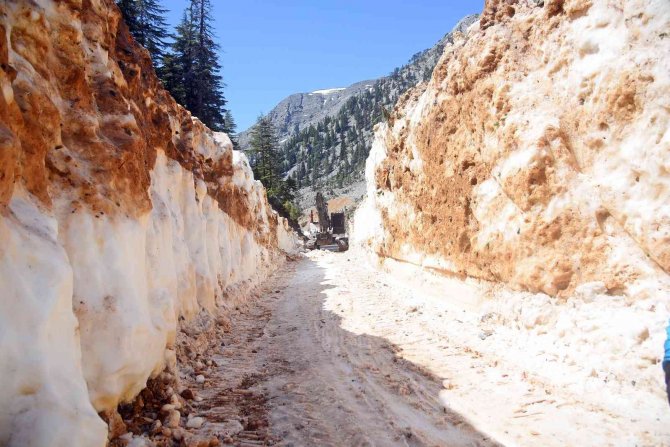 Alanya’nın Karla Kaplı Gökbel Ve Çökele Yayla Yolu Ulaşıma Açıldı