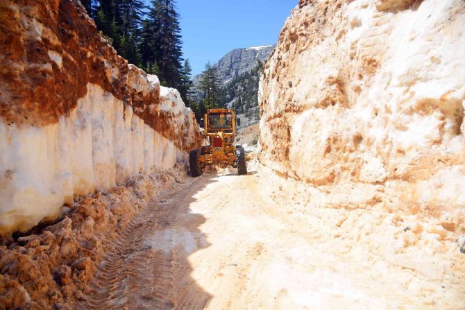 Alanya’nın Karla Kaplı Gökbel Ve Çökele Yayla Yolu Ulaşıma Açıldı