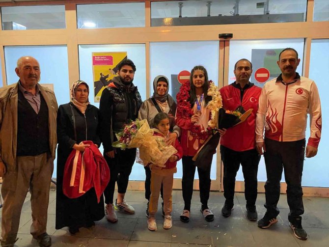 Olimpiyat Üçüncüsü Arslan Çiçeklerle Karşılandı