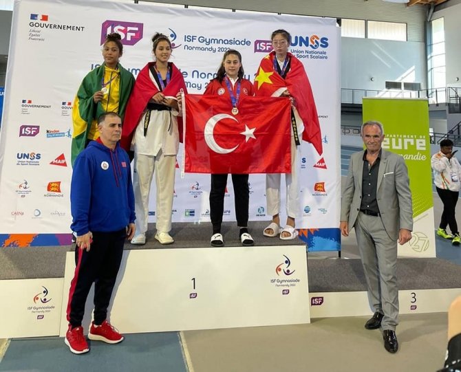 Olimpiyat Üçüncüsü Arslan Çiçeklerle Karşılandı