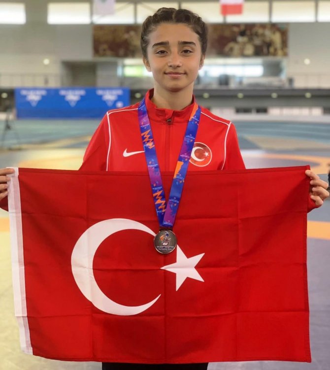 Lise Öğrencisi Aybüke Okul Sporlarında Dünya İkincisi Oldu