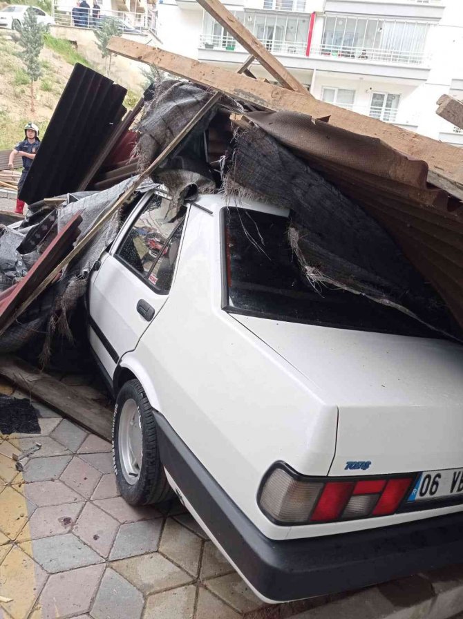 Ankara’da Fırtınada Uçan Çatı Araçların Üzerine Düştü