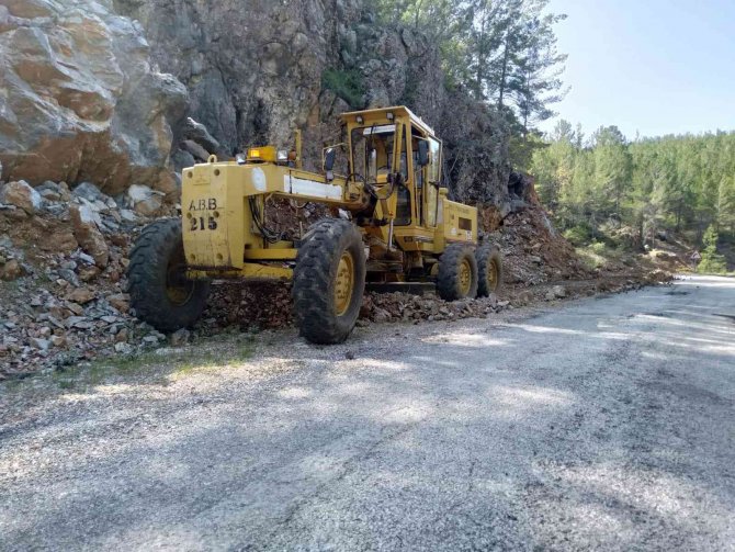 Alanya’da 9 Mahalle Yoluna Yaz Bakımı Yapıldı
