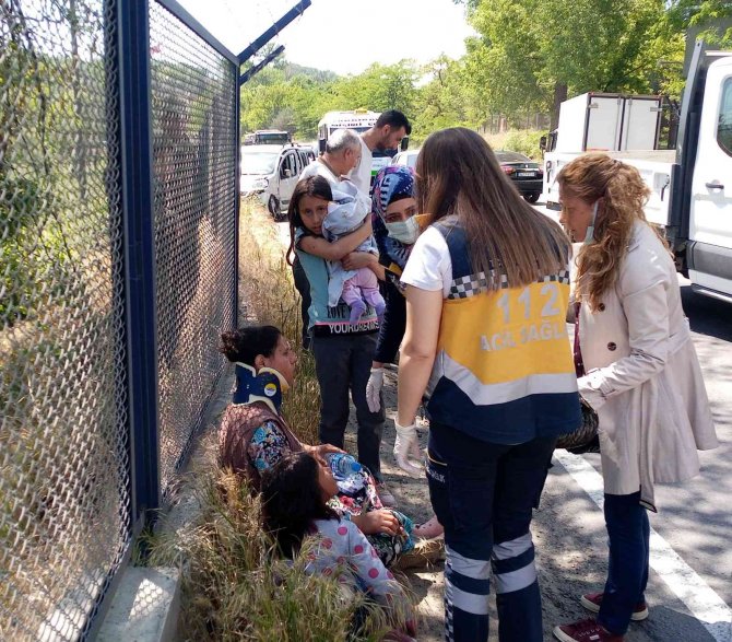 Araç Camından Uçan Kağıt Kazaya Neden Oldu: 3’ü Çocuk 4 Yaralı