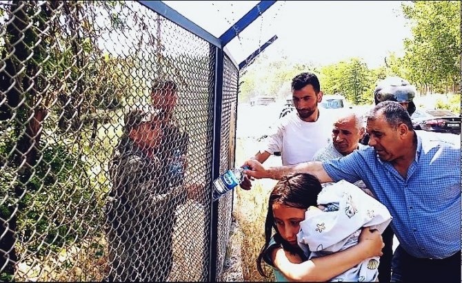 Araç Camından Uçan Kağıt Kazaya Neden Oldu: 3’ü Çocuk 4 Yaralı