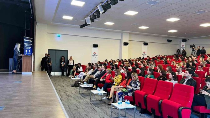 İ̇ngilizce Öğretiminde Yeni Teknolojilerin Entegrasyonu İçin Bir Araya Gelindi