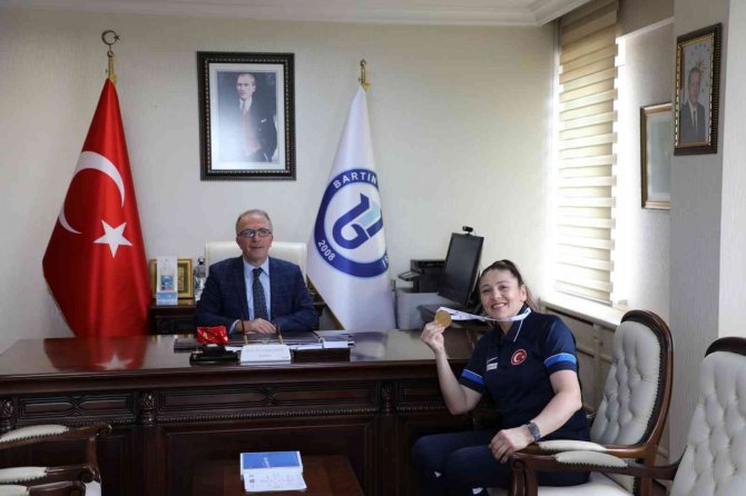 Barü Mezunu Dünya Şampiyonu Şennur Demir, Rektör Uzun’u Ziyaret Etti