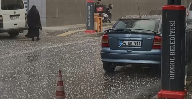Bingöl’de Sağanak Yağış Ve Dolu Etkili Oldu