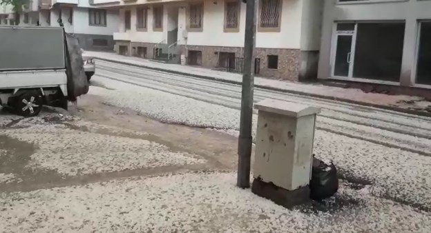 Bingöl’de Sağanak Yağış Ve Dolu Etkili Oldu