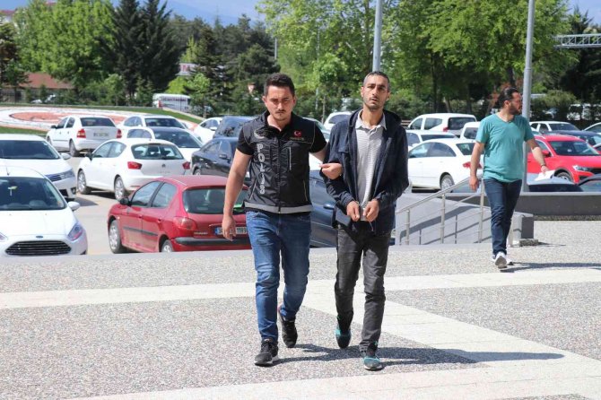 Vücuduna Sardığı 940 Gram Esrarla Otobüste Yakalandı