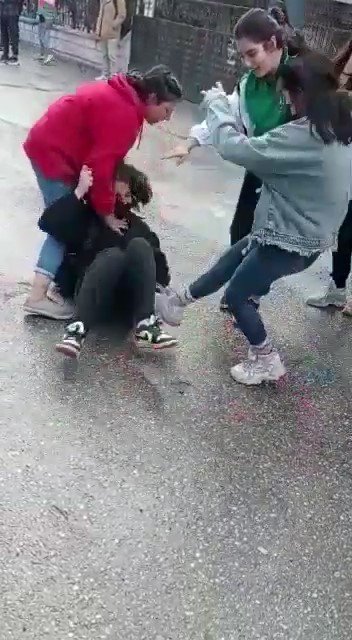 Kızların Küfürlü Tartışması Saç Baş Kavgaya Dönüştü