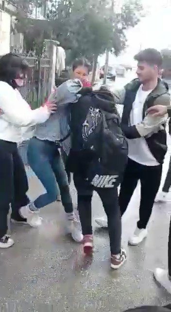 Kızların Küfürlü Tartışması Saç Baş Kavgaya Dönüştü