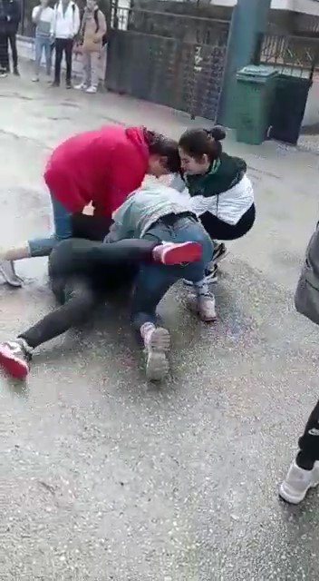 Kızların Küfürlü Tartışması Saç Baş Kavgaya Dönüştü