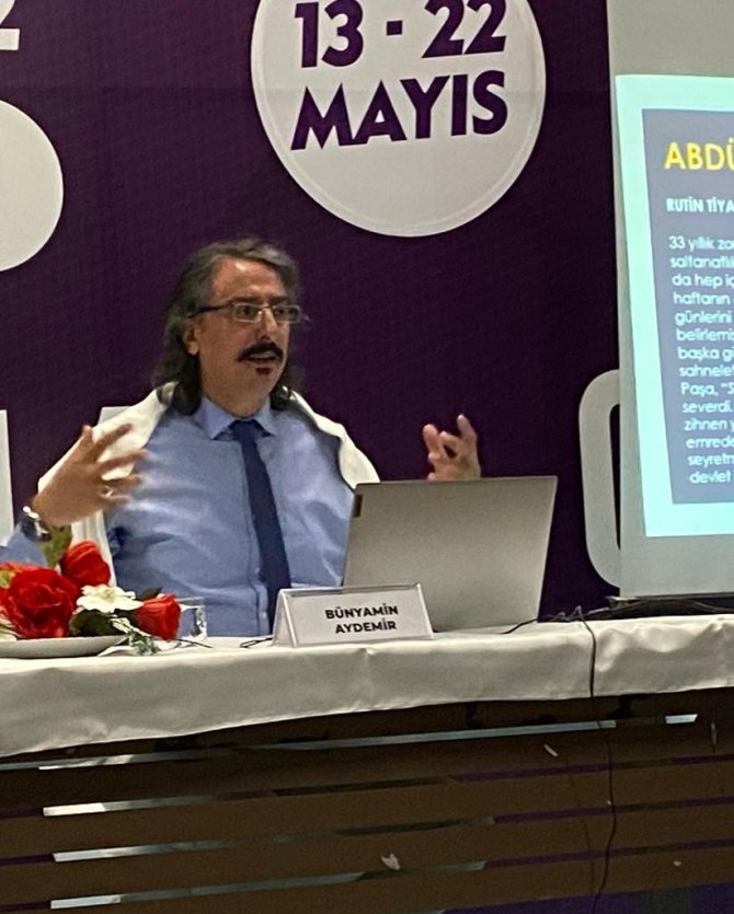 Doç.dr. Aydemir Padişahların Tiyatro Sanatıyla İlişkilerini Anlattı: