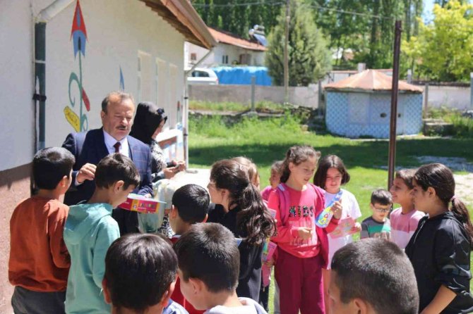 Domaniç’teki Okul Kütüphanelerine Kitap Bağışı