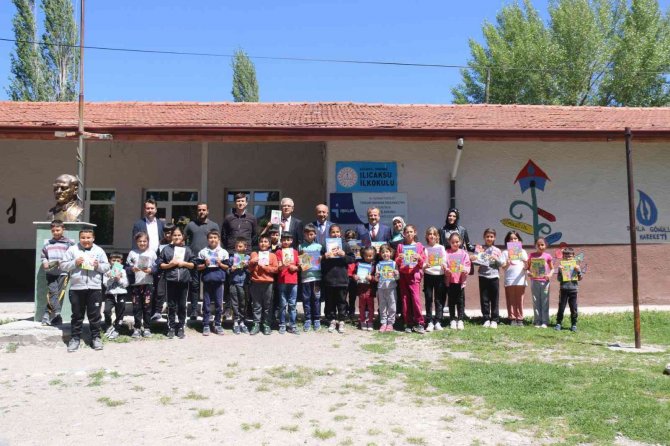 Domaniç’teki Okul Kütüphanelerine Kitap Bağışı