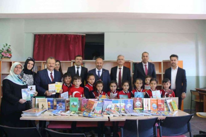 Domaniç’teki Okul Kütüphanelerine Kitap Bağışı