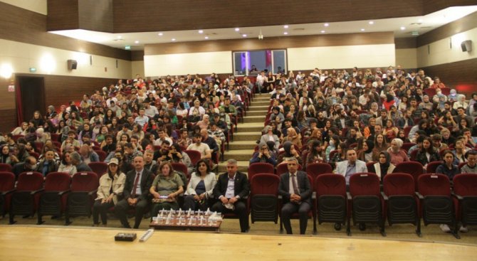 Dpü Tiyatro Topluluğu “Fareler Ve İ̇nsanlar” Oyununu Sahneledi