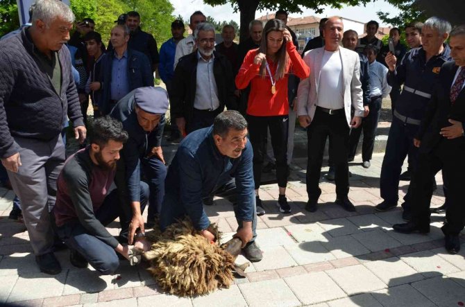 Şampiyon Akbaş, Akçadağ’da Coşkuyla Karşılandı
