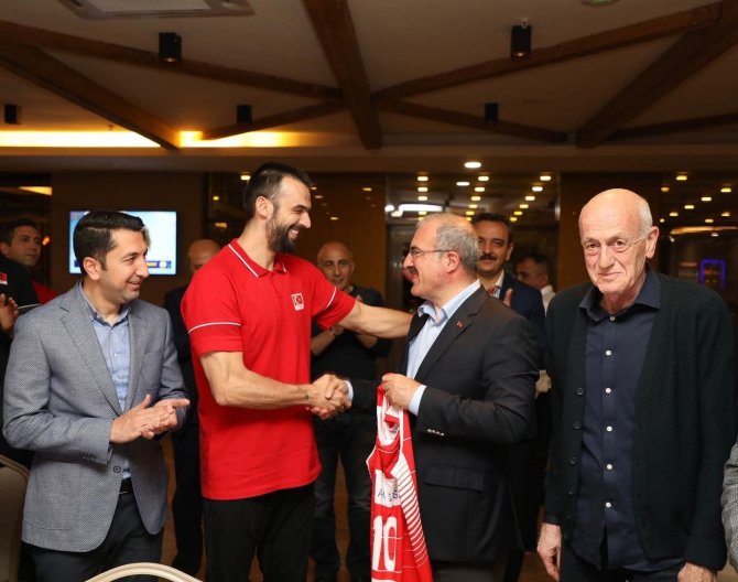 Vali Toraman Ve Rektör Göktaş Milli Takım İle Bir Araya Geldi