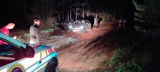 Çamura Saplanan Aracı Jandarma Kurtarıldı