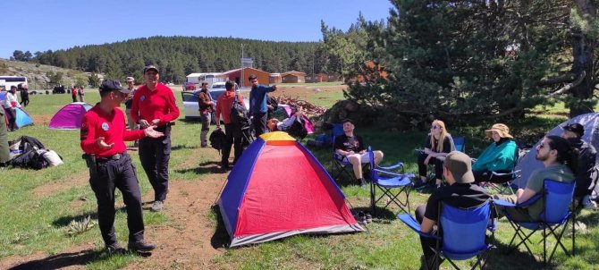 Çamura Saplanan Aracı Jandarma Kurtarıldı