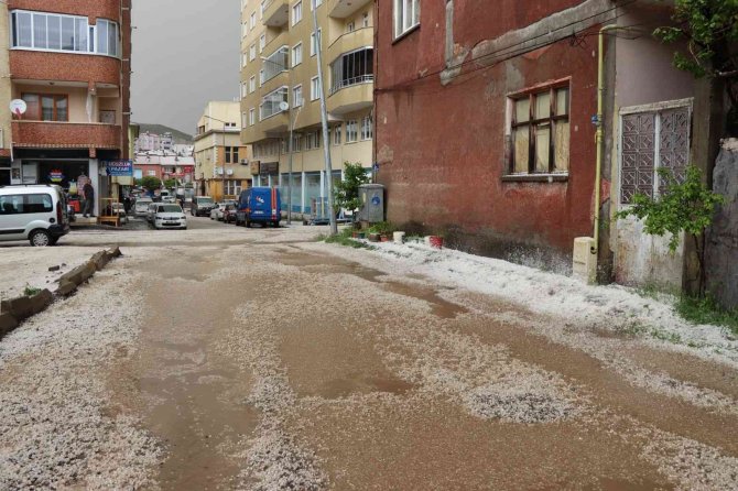 Dolu Yağışı İlçe Merkezini Beyaza Bürüdü