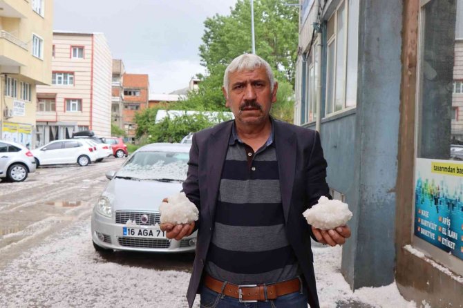 Dolu Yağışı İlçe Merkezini Beyaza Bürüdü