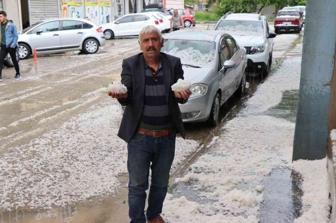 Dolu Yağışı İlçe Merkezini Beyaza Bürüdü