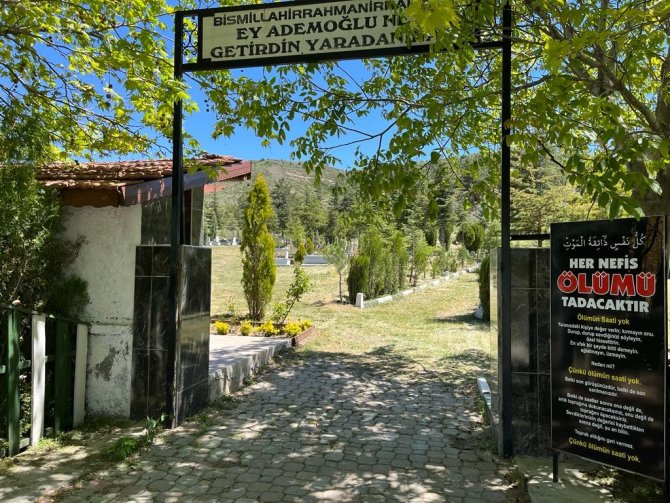Hırsızlar Bu Sefer Mezarlığın Kapsını Çaldı