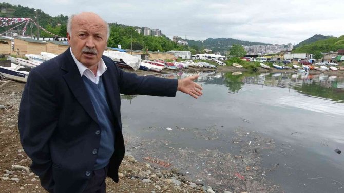 Giresun’da Aksu Balıkçı Barınağındaki Balıkçılar Kirlilikten Şikayetçi