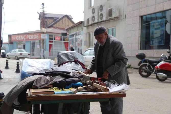 93 Yaşındaki Ahmet Dede Gençlere Taş Çıkartıyor