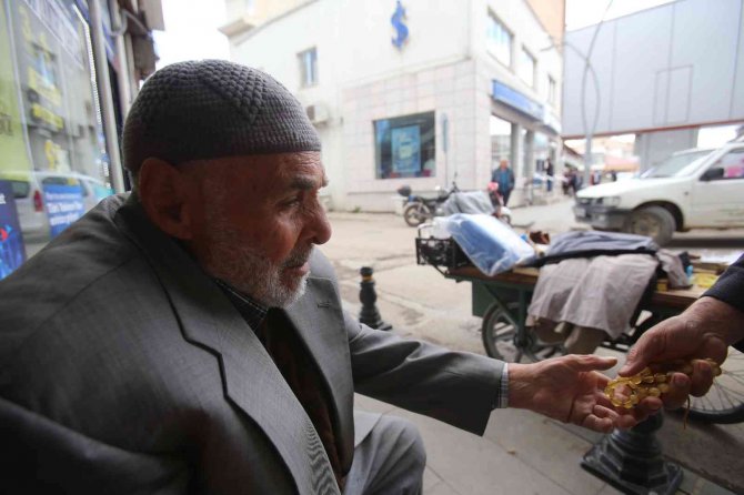 93 Yaşındaki Ahmet Dede Gençlere Taş Çıkartıyor