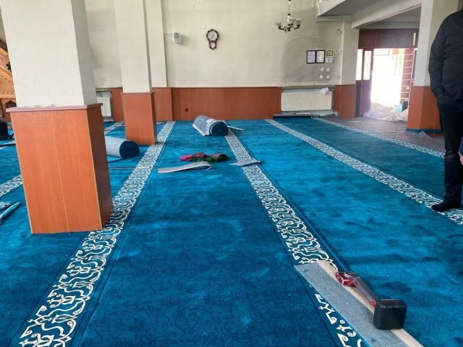 Hakkari Belediyesi Caminin Halılarını Değiştirdi
