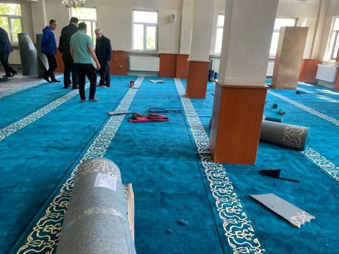 Hakkari Belediyesi Caminin Halılarını Değiştirdi