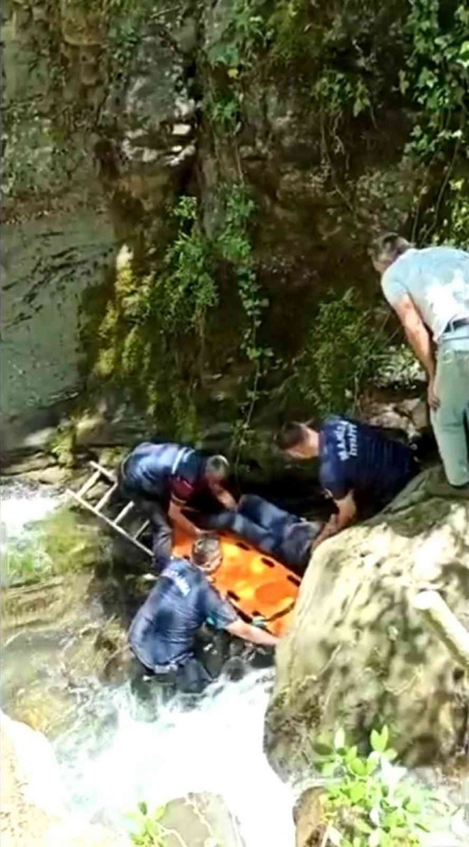 Manisa’da Dengesini Kaybeden Çiftçi Dereye Düştü