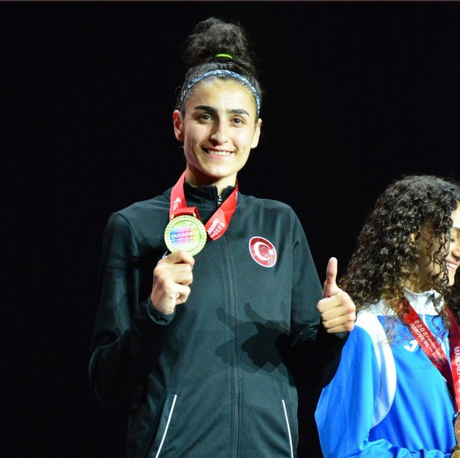 Bursa Büyükşehir Belediyesporlu Tekvandocu Hatice Kübra İ̇lgün Avrupa Şampiyonu
