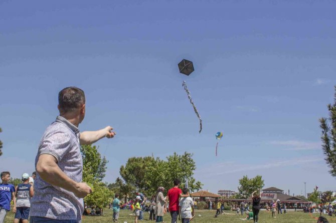 Karacabey Uçurtma Şenliğine Rekor Katılım