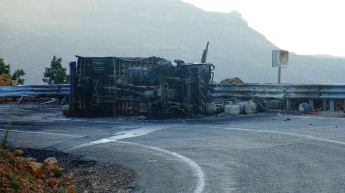 Devrilen Kamyonetteki Tüpler Bomba Gibi Patladı: 2 Yaralı