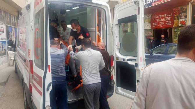 Kavga Ettiği Şahıs Tarafından Bıçaklandı, Kaçarak Canını Kurtardı