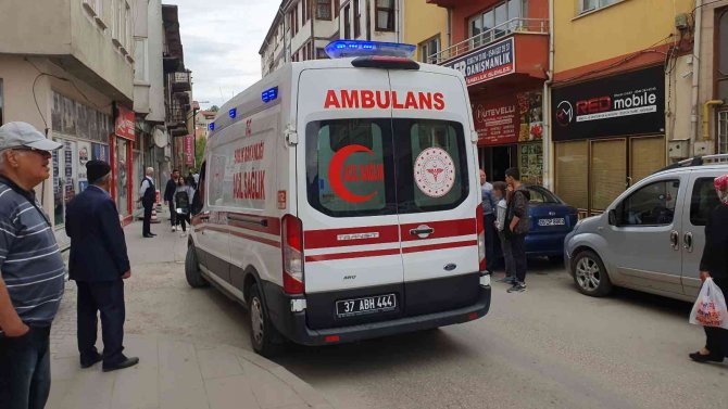 Kavga Ettiği Şahıs Tarafından Bıçaklandı, Kaçarak Canını Kurtardı