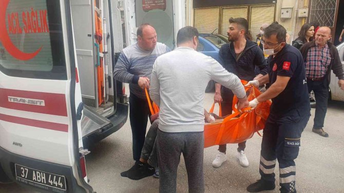 Kavga Ettiği Şahıs Tarafından Bıçaklandı, Kaçarak Canını Kurtardı