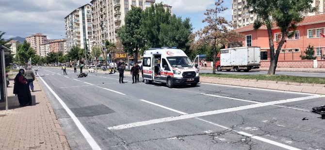 Motosikletler Çarpıştı, Ortalık Savaş Alanına Döndü: 2 Yaralı