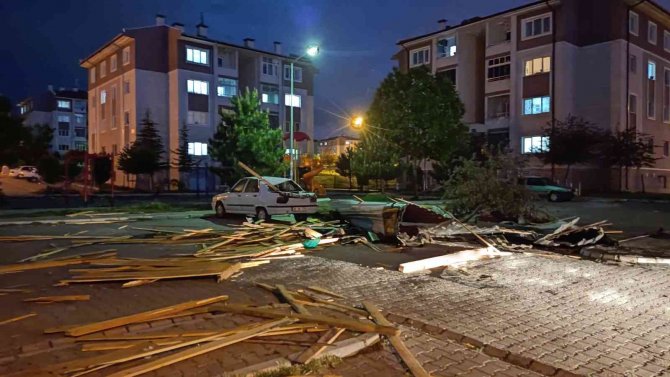 Rüzgarda Uçan Çatı Kağıt Gibi Katlandı: 1 Yaralı
